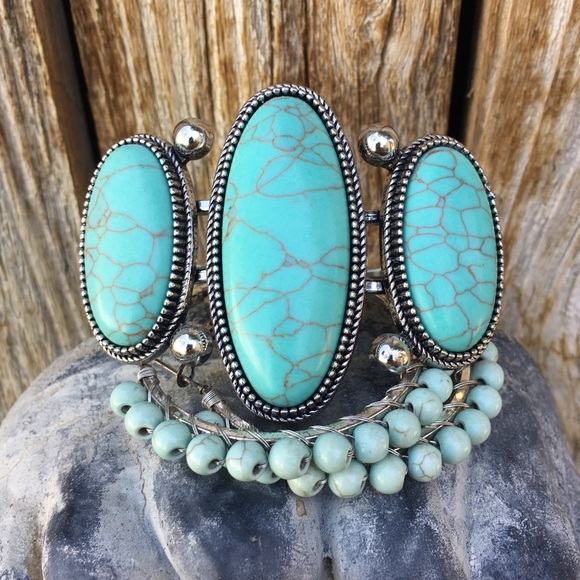 Turquoise Silver Hardware Bracelet & Earrings - Picture 11 of 11